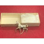 A HALLMARKED 9 CARAT GOLD PRANCING HORSE BROOCH - WEIGHT 7.2 GRAMS, 3.5 CM X 3.5 CM