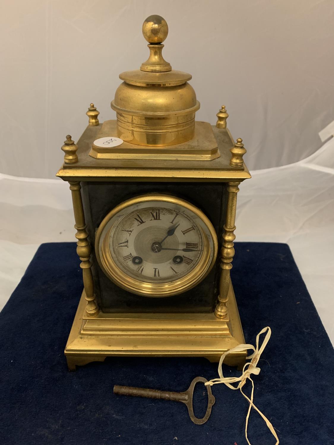 A 19TH CENTURY BRASS CASED FRENCH EIGHT DAY MANTEL CLOCK WITH KEY AND OTHER VARIOUS KEYS