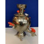 A VINTAGE RUSSIAN 'CAMORAP KUNUT' STAINLESS STEEL AND BAKELITE SAMOVAR IN THE FORM OF A COCKEREL