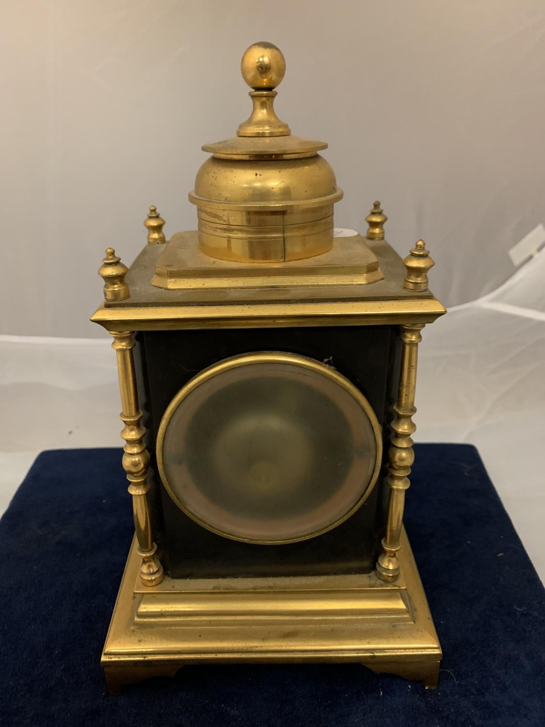 A 19TH CENTURY BRASS CASED FRENCH EIGHT DAY MANTEL CLOCK WITH KEY AND OTHER VARIOUS KEYS - Image 4 of 6