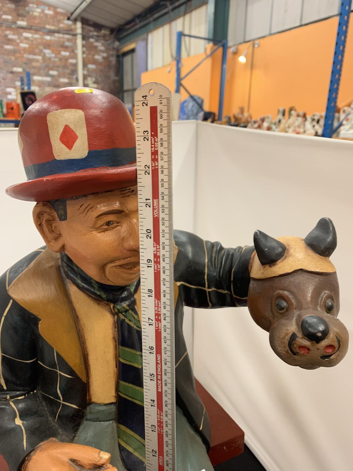 A LARGE RESIN CHARACTER ORNAMENT FEATURING A VENTRILOQUIST IN A BOWLER HAT SEATED ON A WOODEN BENCH - Image 3 of 3