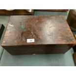 A LARGE WOODEN VINTAGE HINGED BOX TO INCLUDE CONTENTS