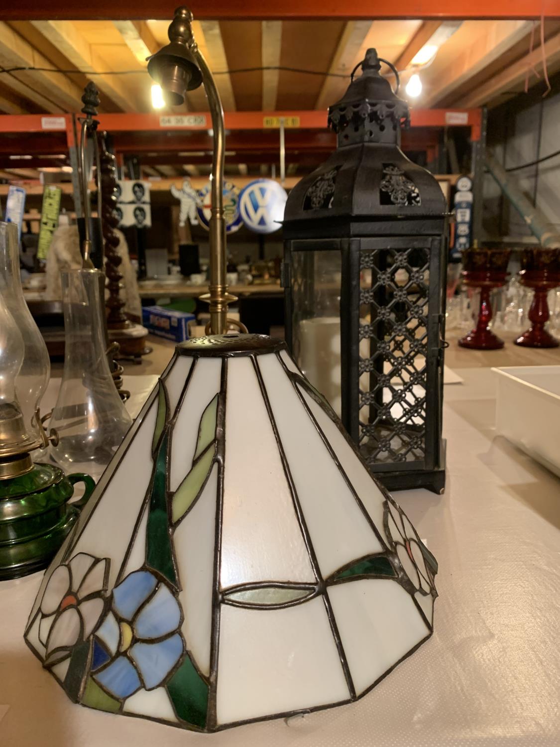 A GROUP OF TABLE LIGHTS TO INCLUDE A LARGE METAL CANDLE HOLDER AND TWO GLASS OIL LAMPS - Image 2 of 3