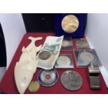 VARIOUS ITEMS TO INCLUDE CROWNS, ACME THUNDER WHISTLE, POUND NOTE, CARVED FISH MEDALS ETC