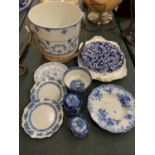 AN ASSORTMENT OF BLUE AND WHITE ORIENTAL STYLE CERAMIC WARE TO INCLUDE TRINKET BOXES AND A LARGE POT