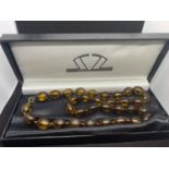 AN AMBER STYLE NECKLACE IN A PRESENTATION BOX