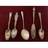 FOUR HALLMARKED SILVER TEASPOONS AND A HALLMARKED SILVER FISH KNIFE