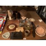 AN ASSORTMENT OF WOODEN AND POTTERY ITEMS TO INCLUDE A PAIR OF TRIBAL CARVINGS ETC