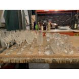 AN ASSORTMENT OF GLASS WARE TO INCLUDE CUT WINE GLASSES ETC