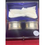 TWO HALLMARKED BIRMINGHAM 1915 SILVER NAPKIN RINGS IN A PRESENTATION BOX - MAKER LATHAM AND