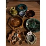 AN ASSORTMENT OF CERAMIC AND STUDIO WARE TO INCLUDE AN ASHTRAY DEPICTING A HORSES HEAD ETC