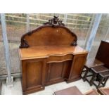 A VICTORIAN MAHOGANY CHIFFONIER WITH THREE CUPBOARDS AND ONE DRAWER TO THE BASE, HAVING CARVED