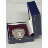 A SILVER LIONS HEAD RING MARKED 925 WITH PRESENTATION BOX