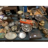 A LARGE ASSORTMENT OF VINTAGE TREEN AND METAL WARE ITEMS TO INCLUDE A 'PIFCO' TROUSER PRESSER, '