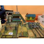 AN ASSORTMENT OF VINTAGE HORNBY TRAIN TRACK AND VARIOUS DISPLAY ITEMS TO INCLUDE A BRIDGE AND