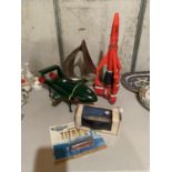 AN ASSORTMENT OF MODELS AND TOYS TO INCLUDE THURDBIRD 2 AND 3 ETC