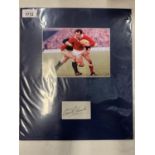 A MOUNTED COLOUR PHOTOGRAPH OF WELSH RUGBY PLAYER GARETH EDWARDS AND HIS AUTOGRAPH COMPLETE WITH