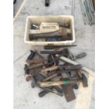 AN ASSORTMENT OF HANDTOOLS TO INCLUDE HAMMERS ETC