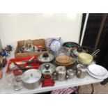 AN ASSORTMENT OF KITCHEN WARE TO INCLUDE POTS AND PANS ETC