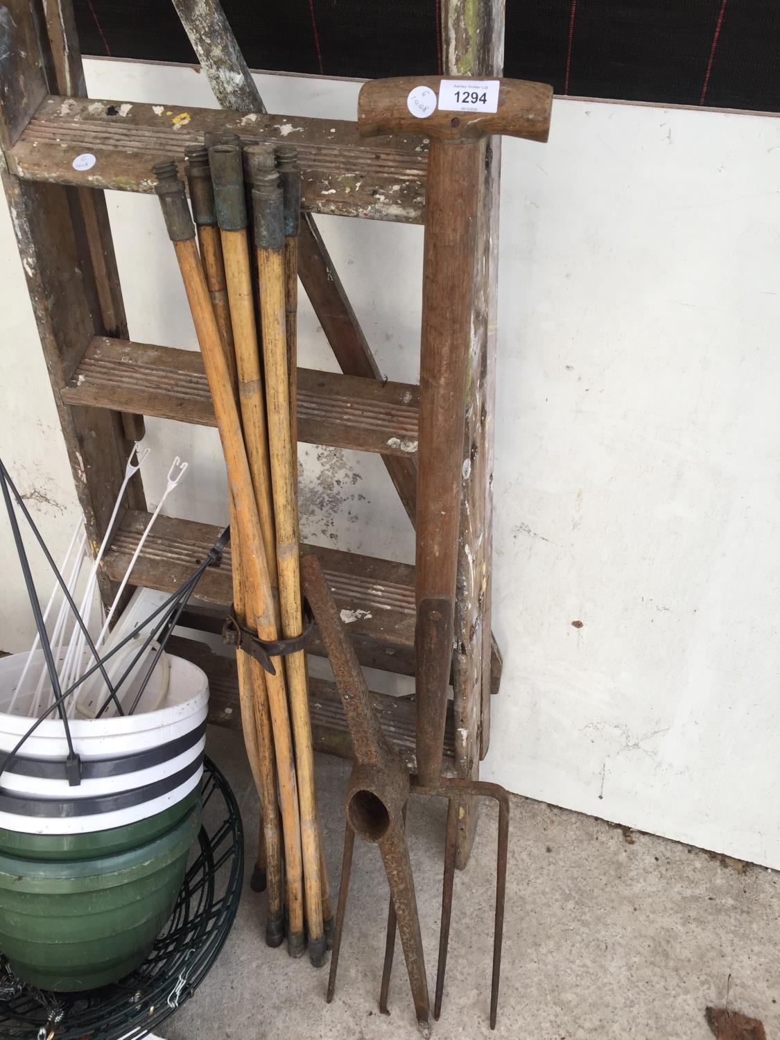 AN ASSORTMENT OF GARDEN TOOLS TO INCLUDE WOODEN STEP LADDERS AND HANGING BASKET BRACKETS ETC - Image 3 of 5