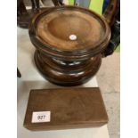 AN ASSORTMENT OF TREEN TO INCLUDE A SHORT PLANT STAND AND A WALL CLOCK ETC