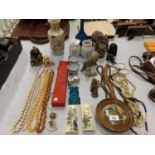 AN ASSORTMENT OF WOODEN AND ORIENTAL STYLE ITEMS TO INCLUDE JEWELLERY AND ORNAMENTS