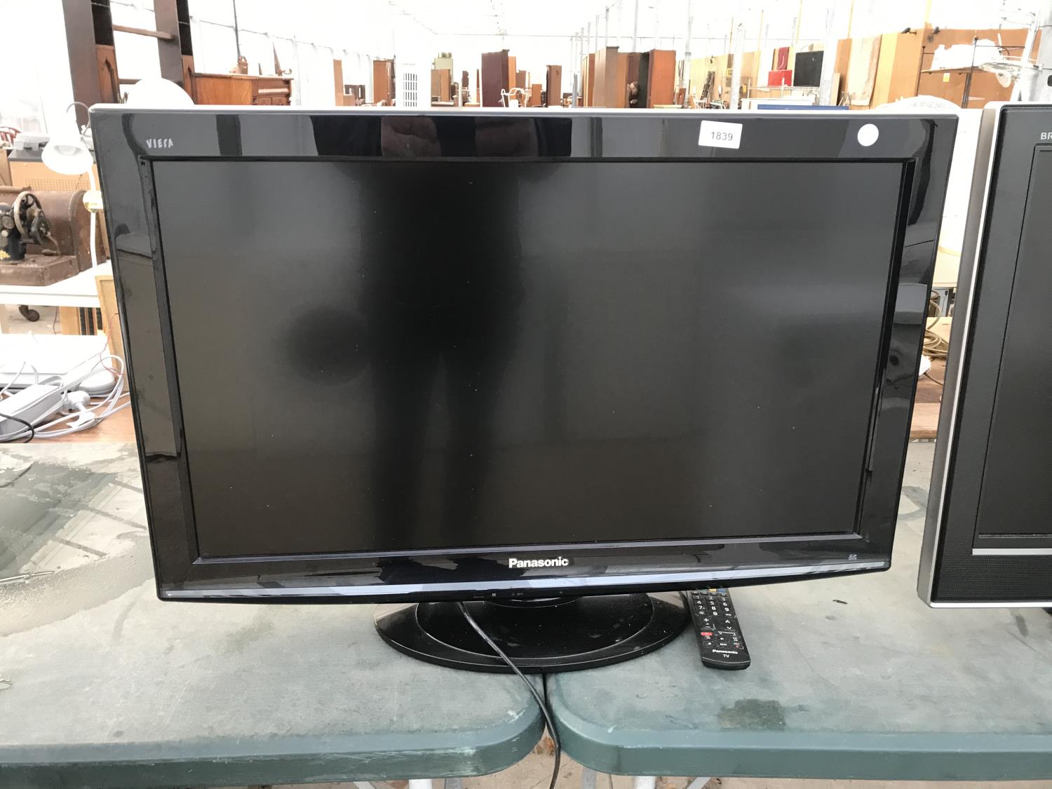 A PANASONIC 32" TELEVISION WITH REMOTE BELIEVED IN WORKING ORDER BUT NO WARRANTY