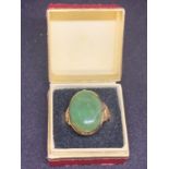 A 22 CARAT GOLD RING WITH A LARGE JADE IN FINE CONDITION 5.2G SIZE:O
