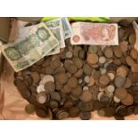 A LARGE QUANTITY OF VINTAGE COINS AND NOTES TO INCLUDE A TEN SHILLING AND FIVE ONE POUND NOTES