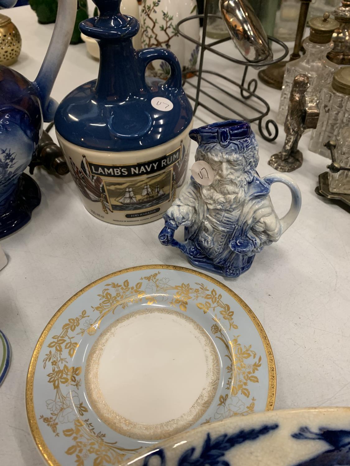 A COLLECTION OF BLUE AND WHITE CERAMIC WARE TO INCLUDE A LARGE JUG, A SERVING PLATTER AND A 'LAMBS - Image 6 of 8