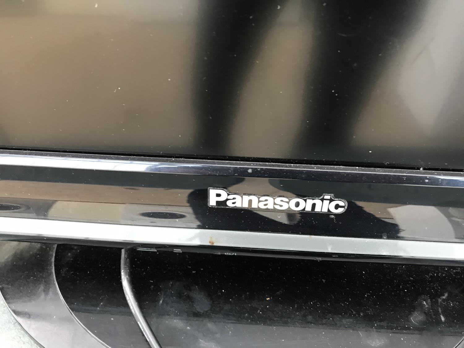 A PANASONIC 32" TELEVISION WITH REMOTE BELIEVED IN WORKING ORDER BUT NO WARRANTY - Image 2 of 4