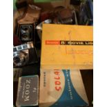 AN ASSORTMENT OF VINTAGE CAMERA EQUIPMENT TO INCLUDE A BROWNIE 8 MOVIE LIGHT ETC