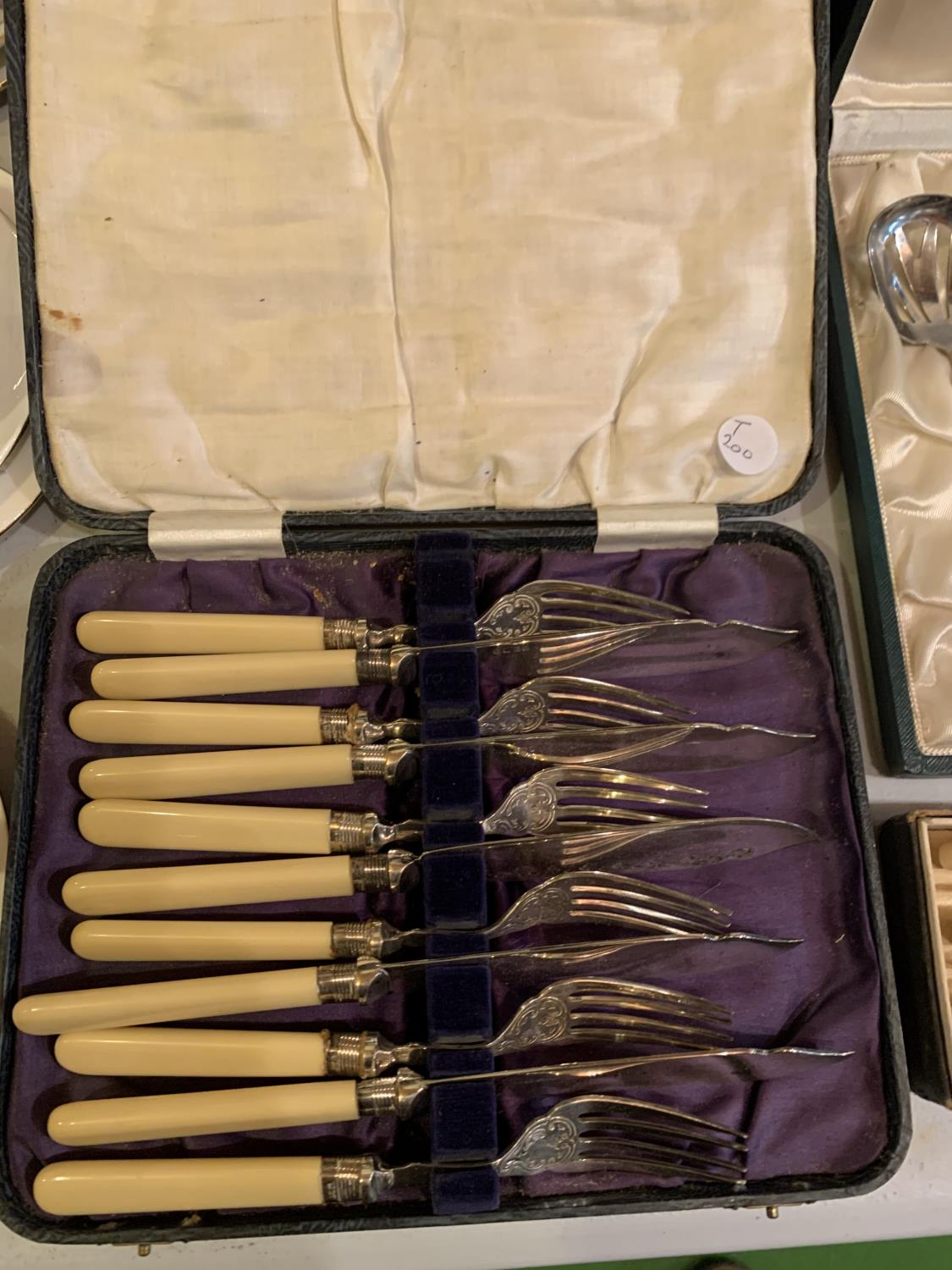 A WOODEN CANTEEN OF FLATWARE BY ARTHUR PRICE AND THREE FURTHER BOXES OF FLATWARE TO INCLUDE A FISH - Image 3 of 4