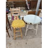 A LLOYD LOOM TABLE, 24" DIAMETER, AND TWO KITCHEN STOOLS