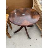 A REPRODUCTION ROUND MAHOGANY OCCASIONAL TABLE ON QUARTETO BASE, 21" DIAMETER