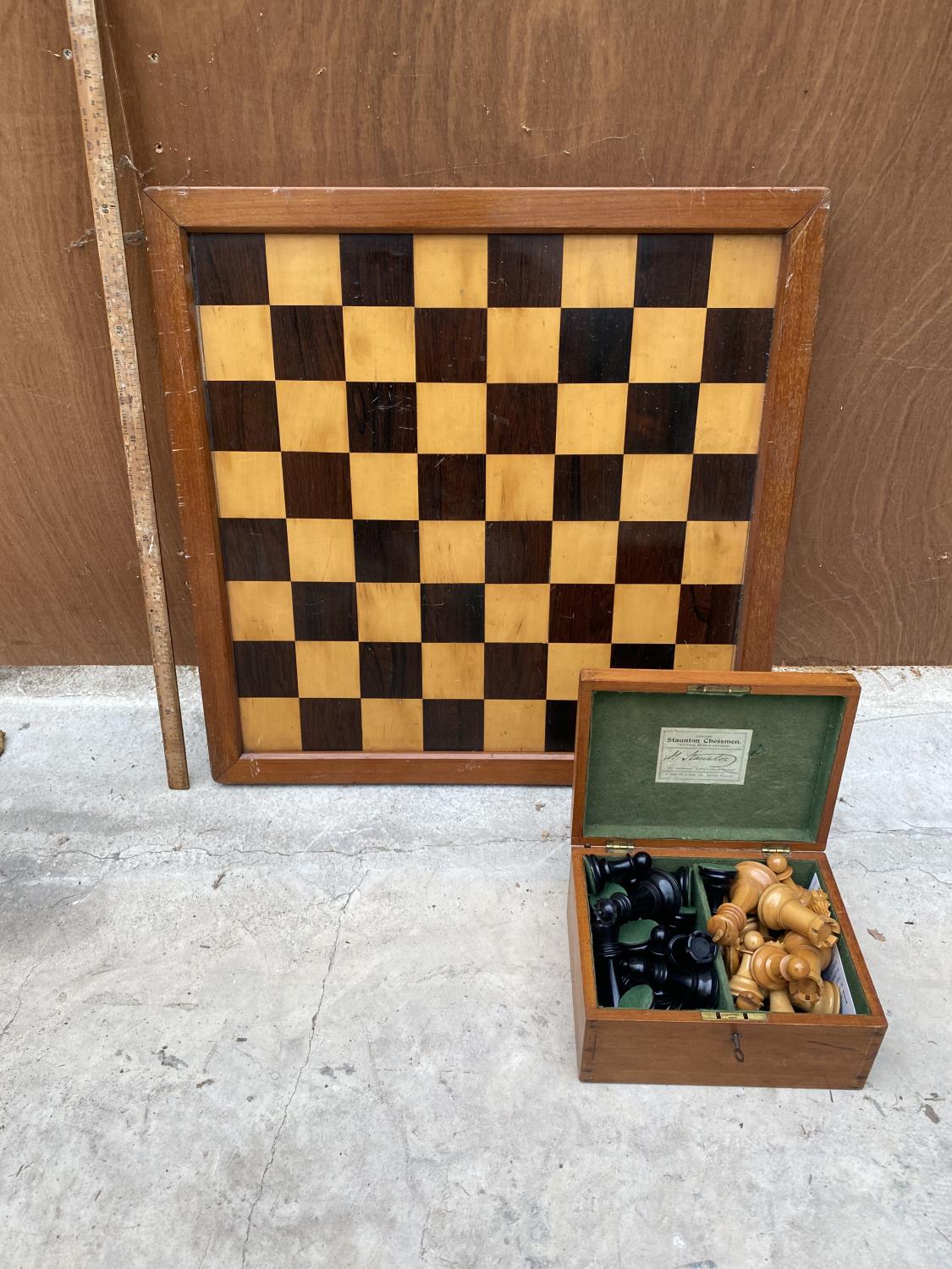 A SET OF STAUNTON CHESSMEN IN A LOCKABLE MAHOGANY CASE WITH KEY TOGETHER WITH A WOODEN CHESS BOARD - Image 3 of 8