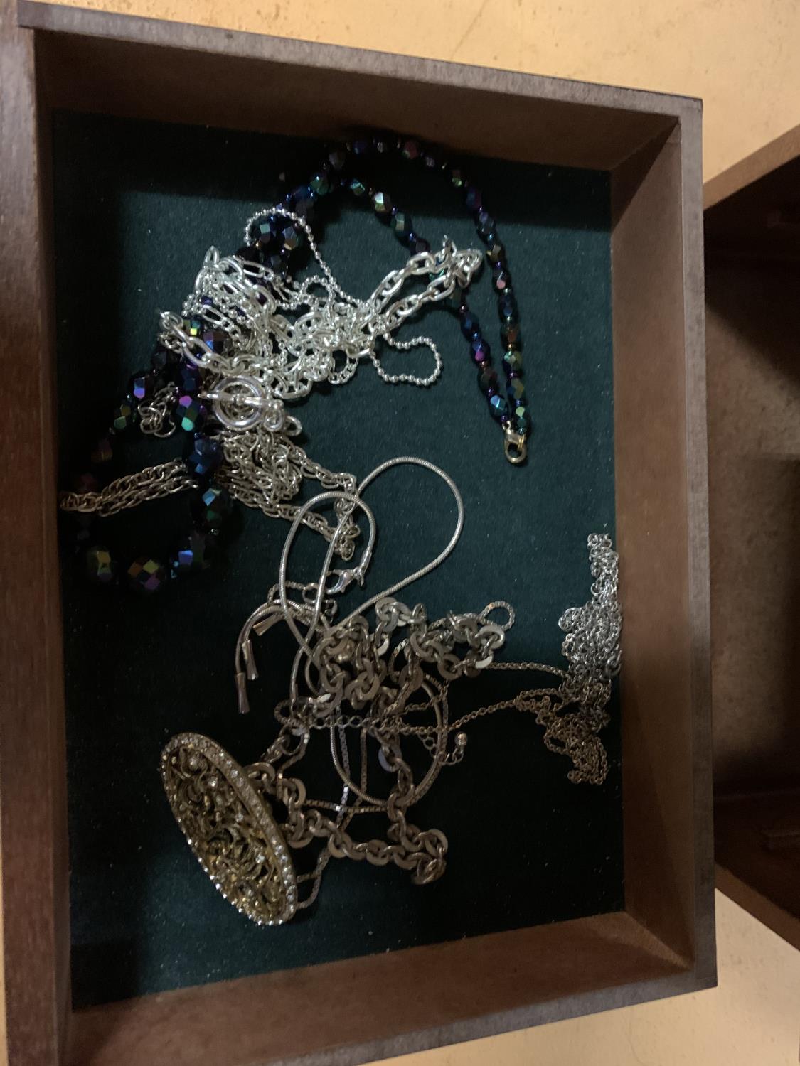 A SIX DRAWER JEWELLERY BOX AND CONTENTS - Image 4 of 7
