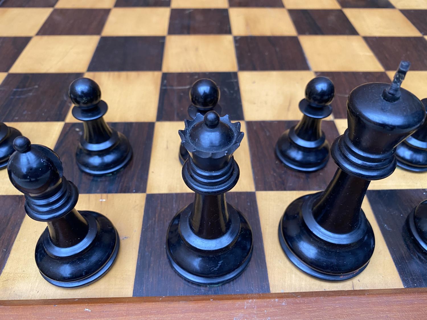 A SET OF STAUNTON CHESSMEN IN A LOCKABLE MAHOGANY CASE WITH KEY TOGETHER WITH A WOODEN CHESS BOARD - Image 5 of 8