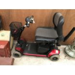 A FOUR WHEELED 'GO GO' ELITE TRAVELLER MOBILITY SCOOTER WITH KEY AND CHARGER (KEY AND CHARGER IN