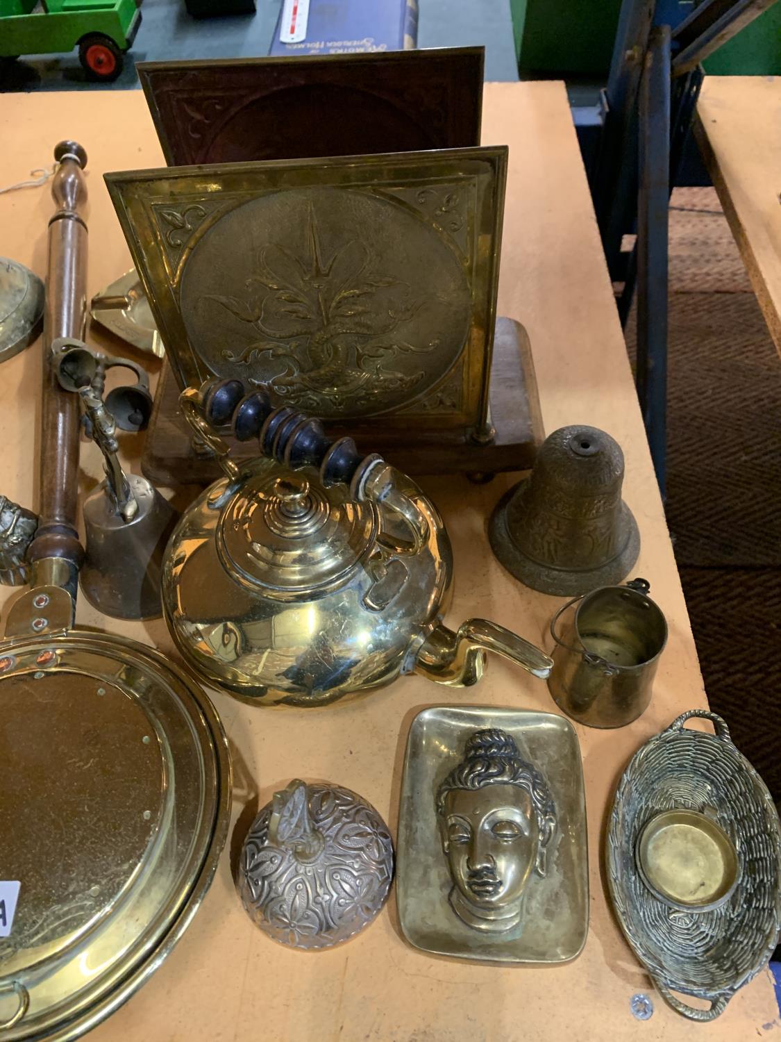 A LARGE QUANTITY OF BRASSWARE TO INCLUDE A BELL, HORSE BRASSES, KETTLE, CANDLESTICKS, CANNON, LAMP - Image 5 of 12