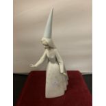 A LLADRO FIGURINE OF A LADY IN A POINTED HAT