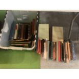 A LARGE QUANTITY OF VINTAGE BOOKS TO INCLUDE 'THE WIND IN THE WILLOWS' AND THE ILLUSTRATED OXFORD