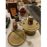 AN ASSORTMENT OF BRASS WARE TO INCLUDE A FONDUE SET,TOASTING FORK AND LAMP ETC