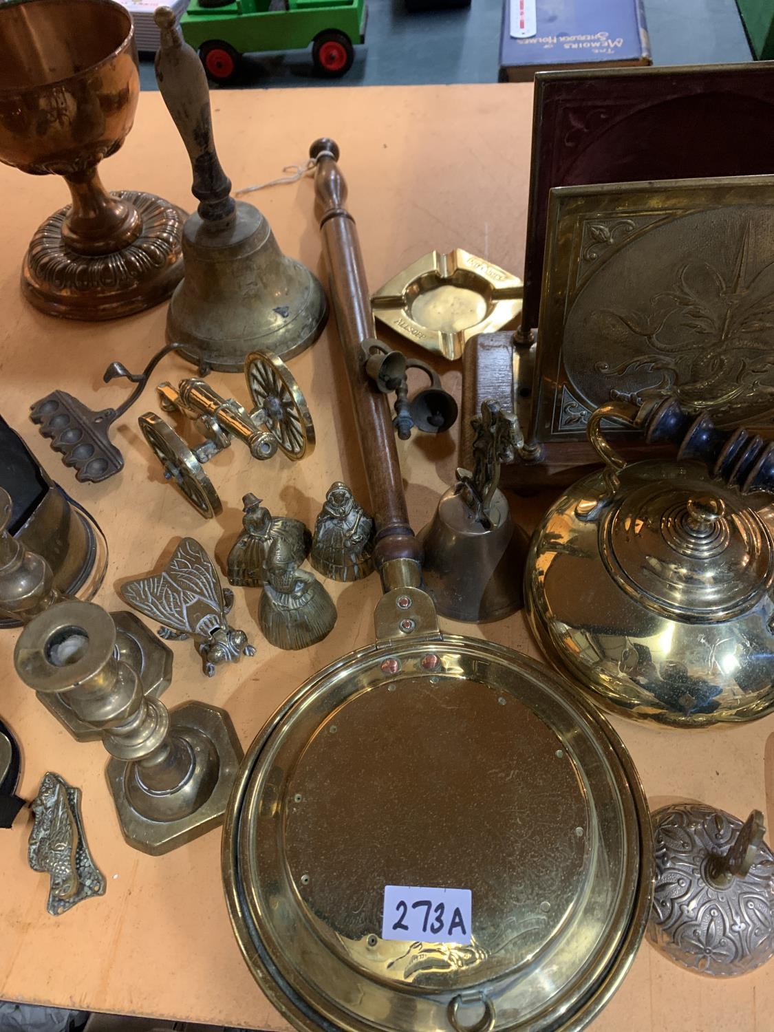 A LARGE QUANTITY OF BRASSWARE TO INCLUDE A BELL, HORSE BRASSES, KETTLE, CANDLESTICKS, CANNON, LAMP - Image 9 of 12