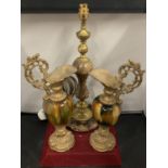 A MARBLE AND BRASS DECORATIVE TABLE LAMP AND A PAIR OF ORNATE JUG SHAPED ORNAMENTS