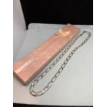 A SILVER NECKLACE MARKED 925 LENGTH APPROXIMATELY 50CM WITH A PRESENTATION BOX