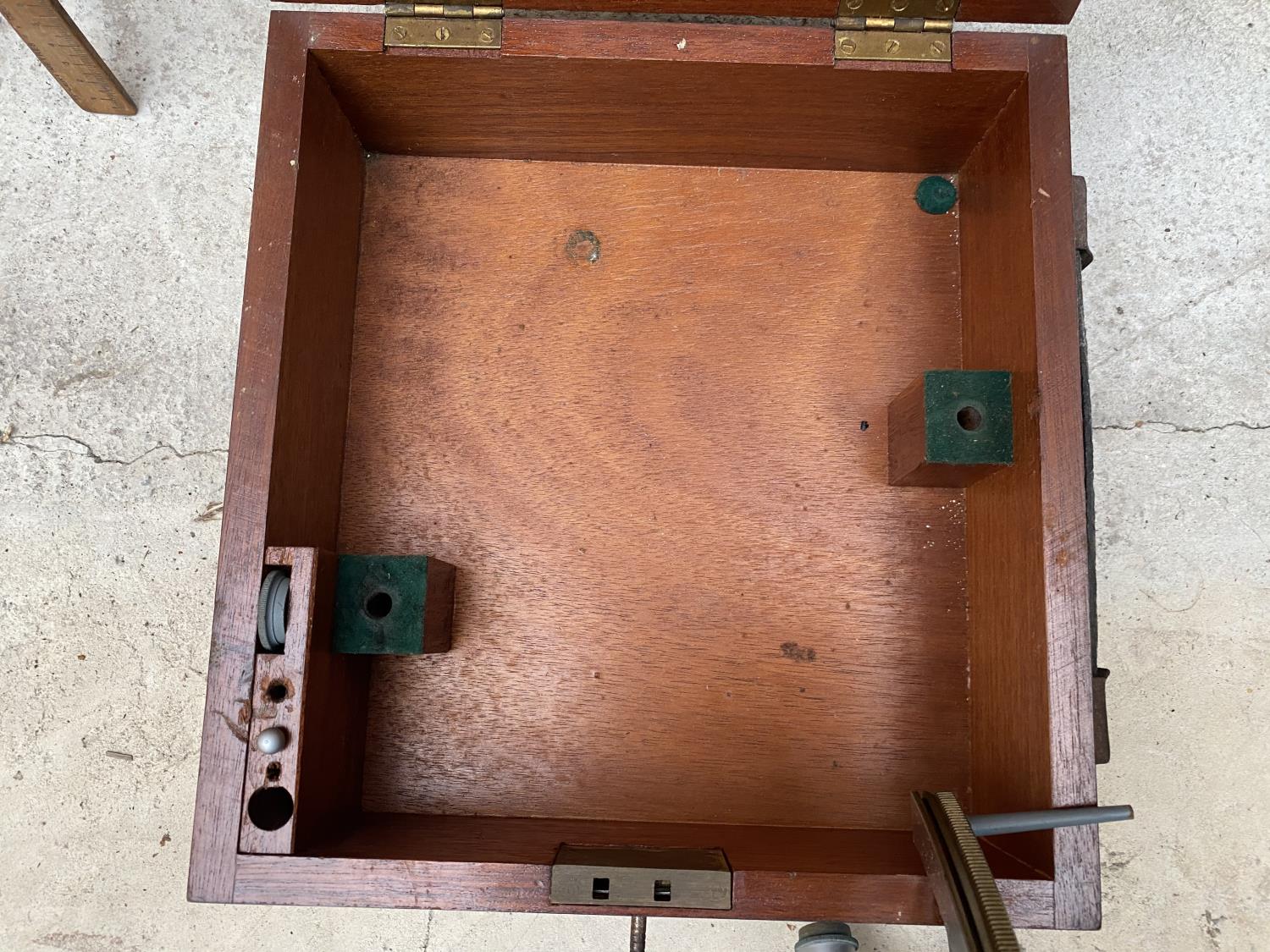 A VINTAGE KELVIN HUGHES MARITIME SEXTANT IN A LOCKABLE MAHOGANY CASE WITH KEY - Image 6 of 9