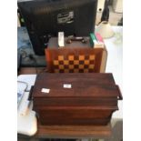 A VINTAGE SINGER SEWING MACHINE IN ORIGINAL WOODEN CASE WITH KEY WITH FURTHER WOODEN CHESS BOARD