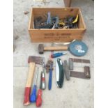 AN ASSORTMENT OF VINTAGE HAND TOOLS TO INCLUDE AN AXE, A HAMMER AND SETR SQUARES ETC