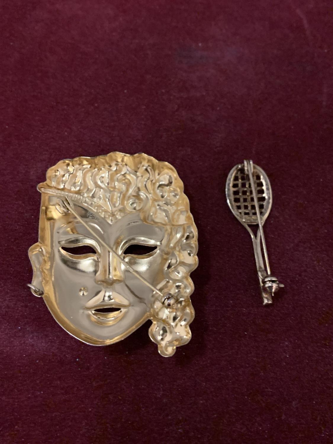 TWO SILVER GILT BROOCHES, ONE A TENNIS RACKET, THE OTHER A MASK - Image 4 of 4